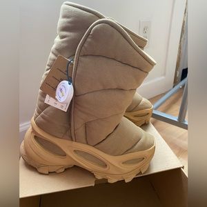 Yeezy nstld boots size 4
